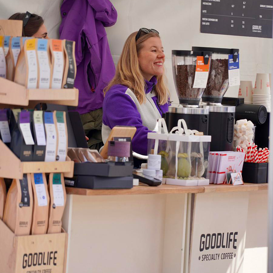 photos de 3 personnes qui partagent un café.